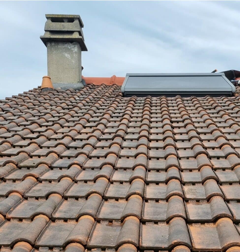 AVANT - Nettoyage toit à faire - étanchéité Velux à faire AVANT - Nettoyage toit à faire - étanchéité Velux à faire